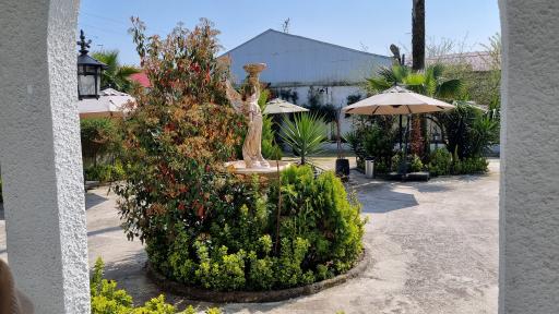 محیط باغ رستوران کشاورز