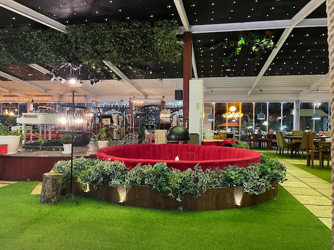 فضای رستوران شکم‌ الملوک