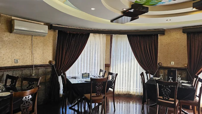 محیط رستوران رازقی