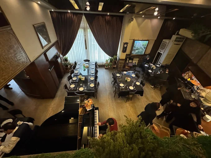 محیط رستوران رازقی 2