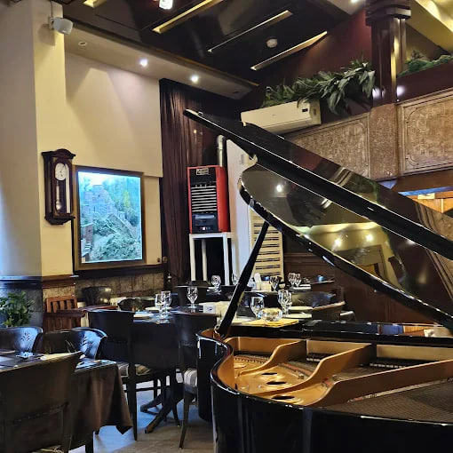 فضای رستوران رازقی