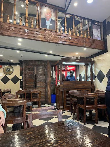 محیط رستوران حاج حسین