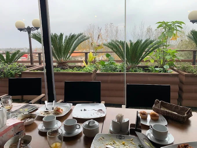 اطراف رستوران سپیدار شاندیز