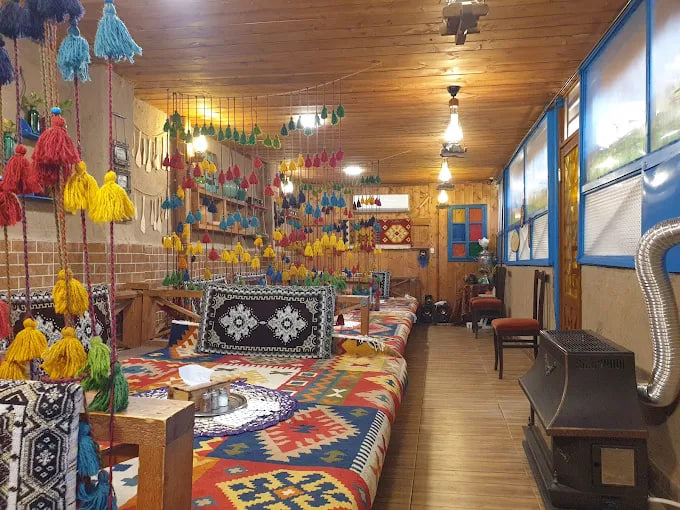 محیط رستوران محلی میرزا