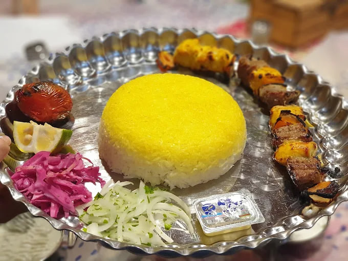 غذای رستوران محلی میرزا