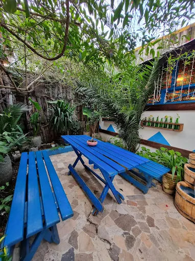 فضای رستوران محلی میرزا