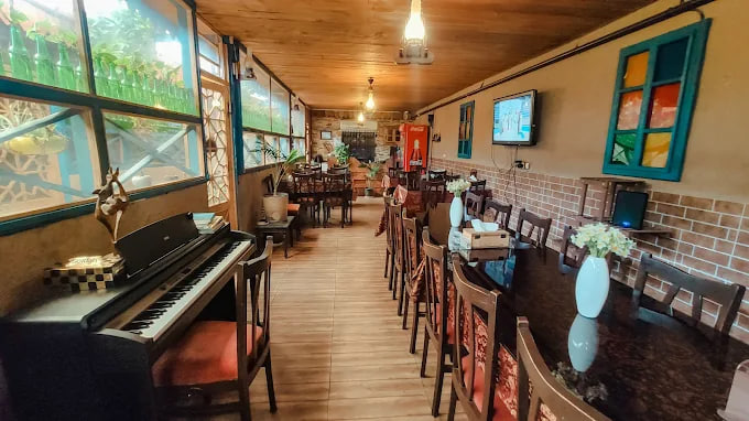 فضای رستوران محلی میرزا 2