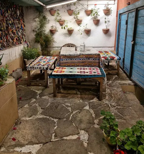 حیاط رستوران چلوشیش