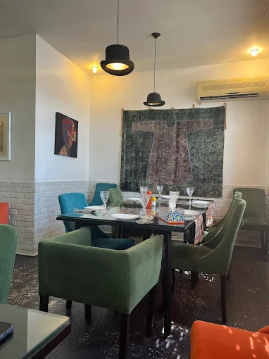 محیط رستوران پیچ