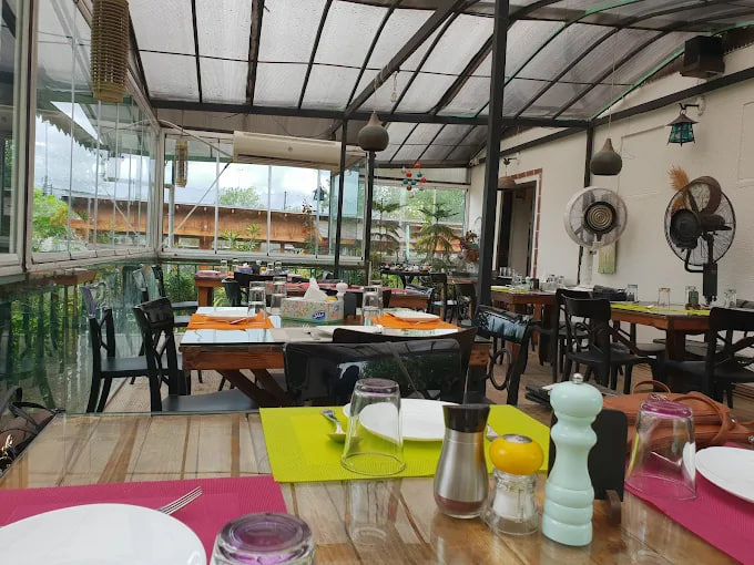 فضای رستوران پیچ