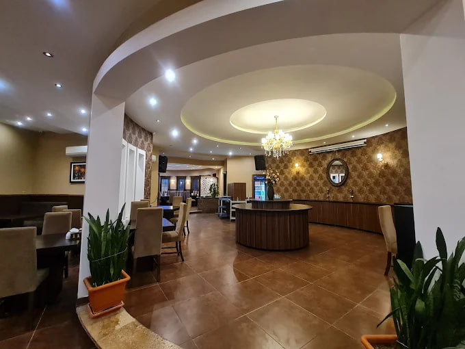 محیط رستوران گيلانه