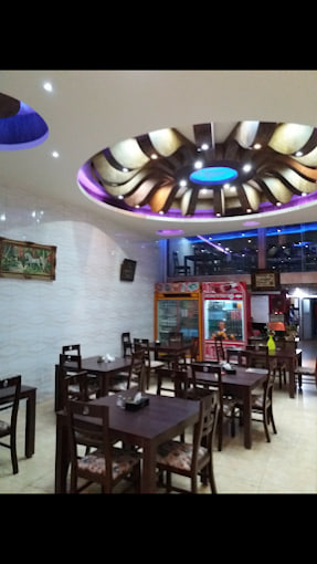 محیط رستوران شب جیره