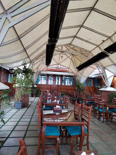 محیط رستوران افشار