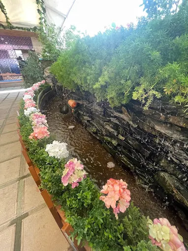 حیاط رستوران افشار