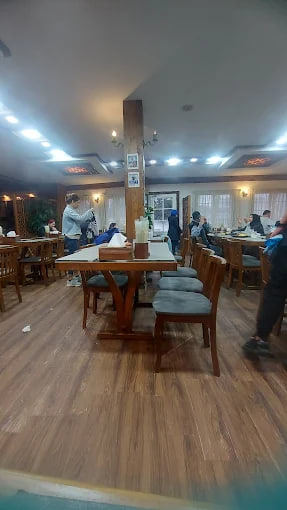 محیط رستوران یاسر