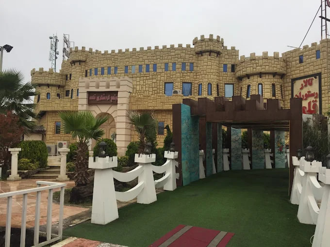 محیط رستوران قلعه