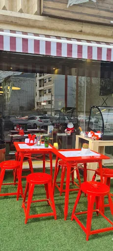 محیط بیرون رستوران پالت