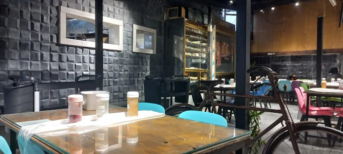 محیط رستوران عمو بهزاد