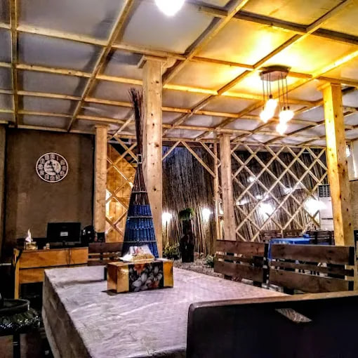 فضای باغ رستوران بامبو