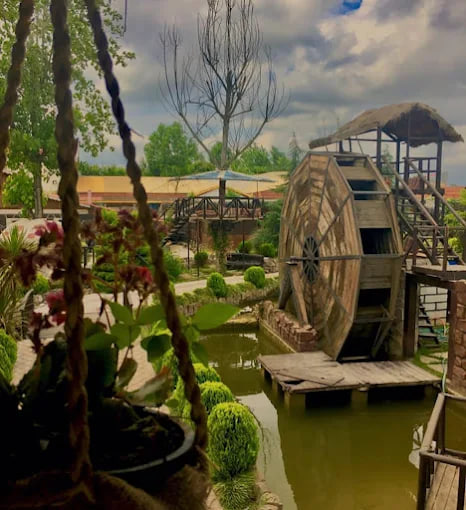 حیاط باغ رستوران پرنیان