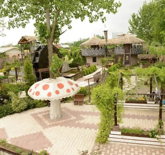 محیط باغ رستوران پرنیان