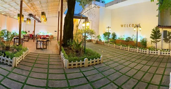 فضای باغ رستوران سمیعی