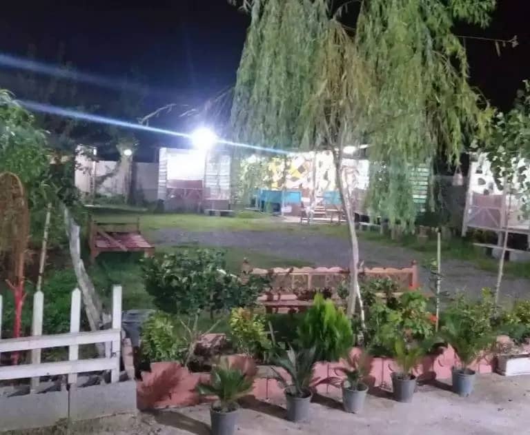 حیاط باغ رستوران رشتی مشتی