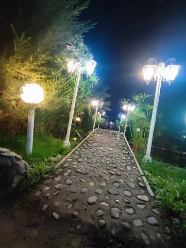 حیاط باغ و سفره خانه زرین