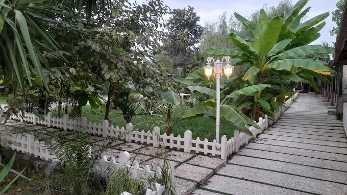 فضای باغ و سفره خانه زرین