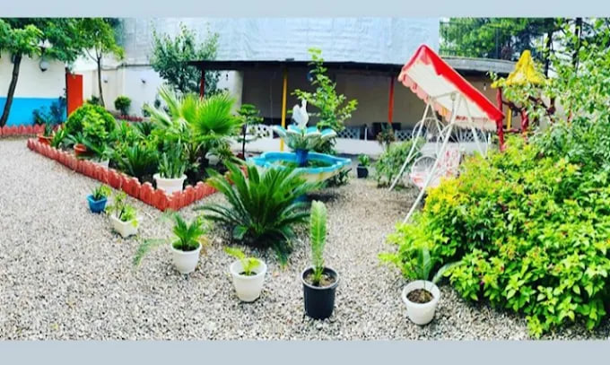 حیاط رستوران عمو حبیب