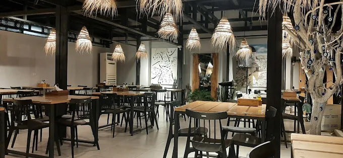 محیط باغچه رستوران نهال