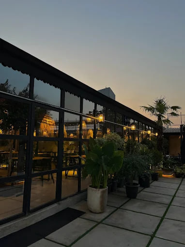 حیاط باغچه رستوران نهال