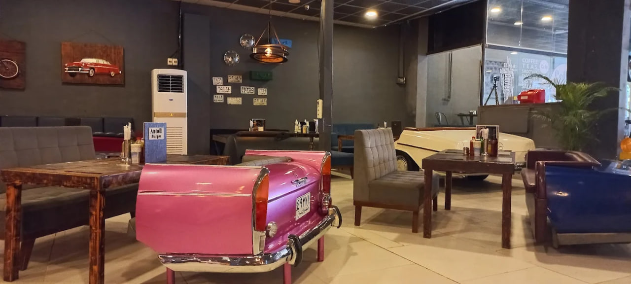 محیط کافه فست فود اتول