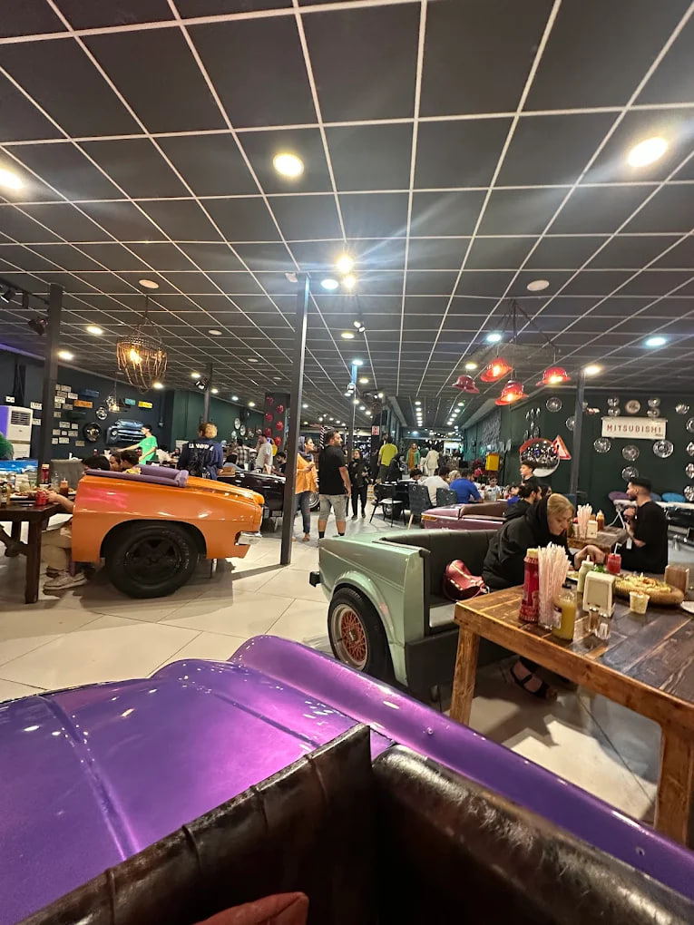 محیط کافه فست فود اتول 2