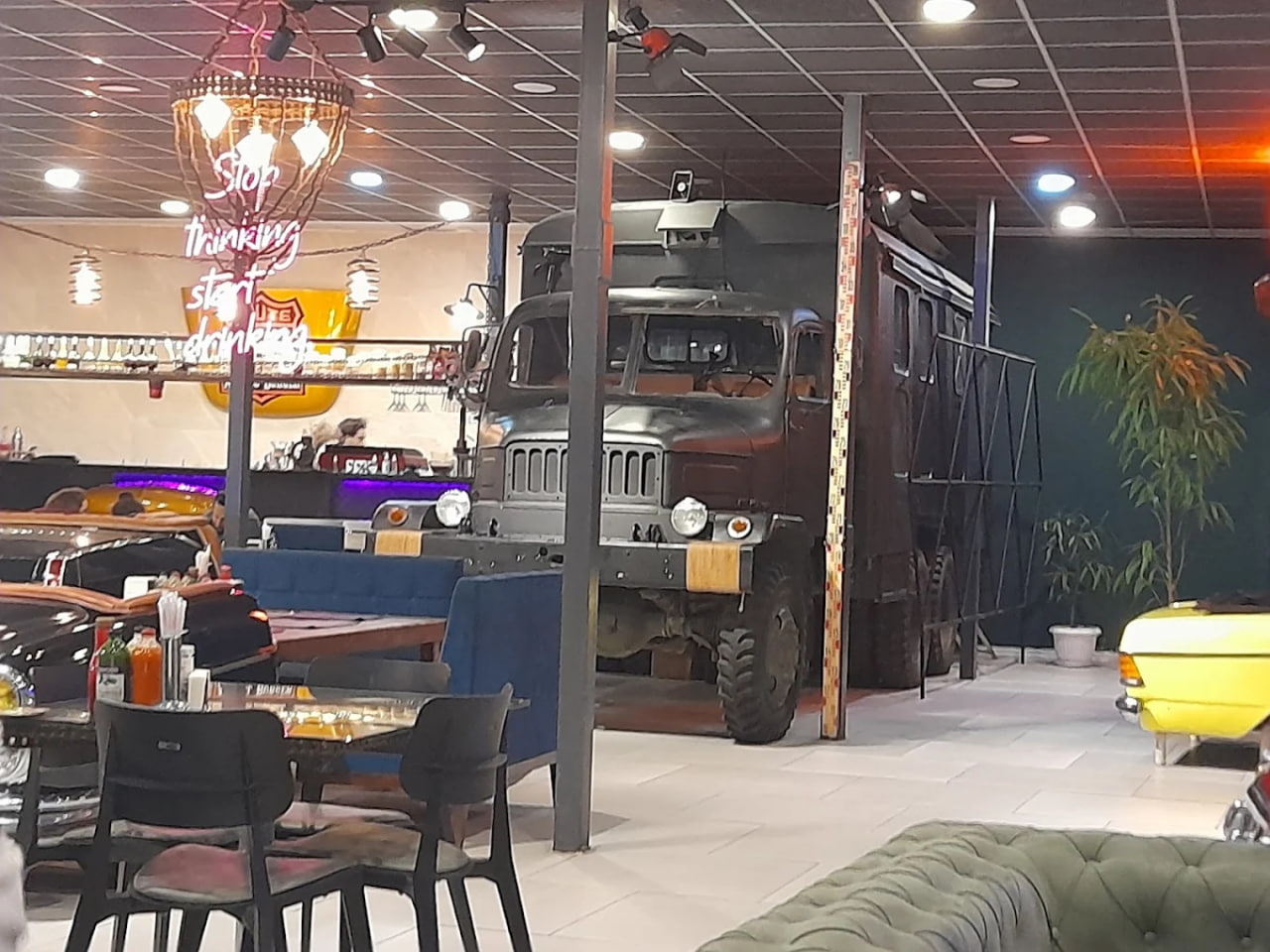 محیط کافه فست فود اتول 3