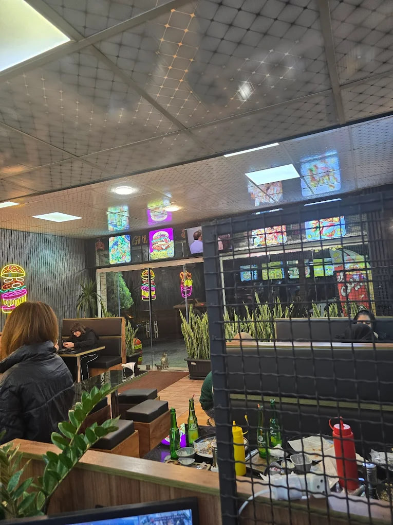 محیط فست فود بیگ مگ