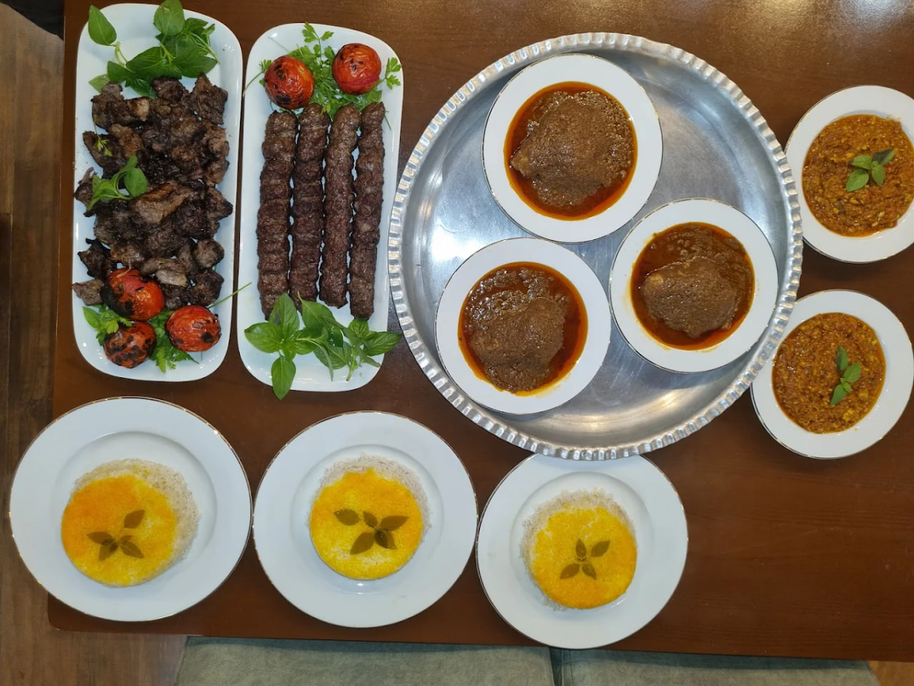 غذای رستوران چوبی مامان لیلا