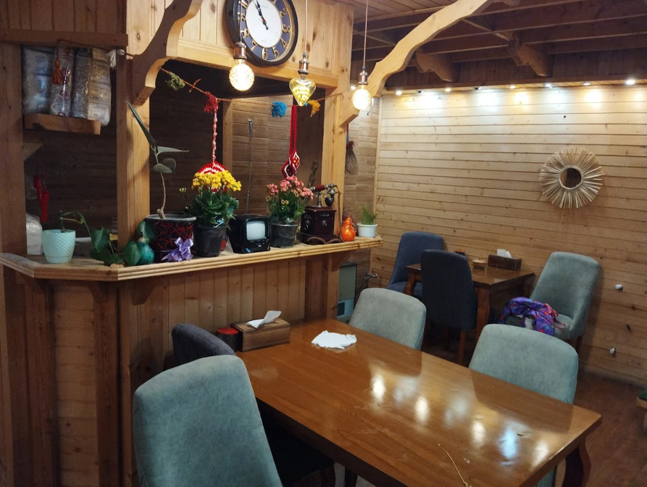 محیط رستوران چوبی مامان لیلا 2