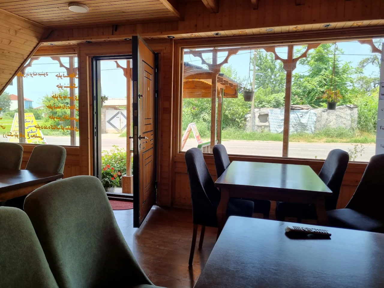 محیط رستوران چوبی مامان لیلا