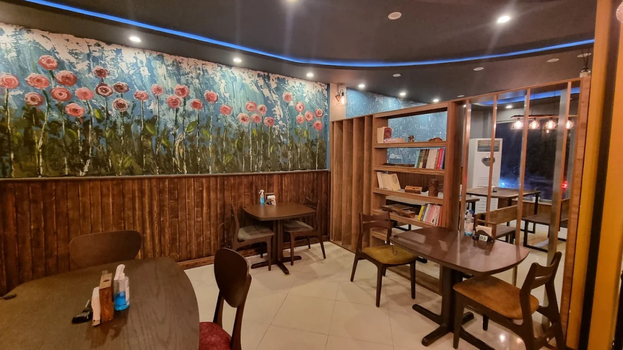 محیط کافه گالری چنار