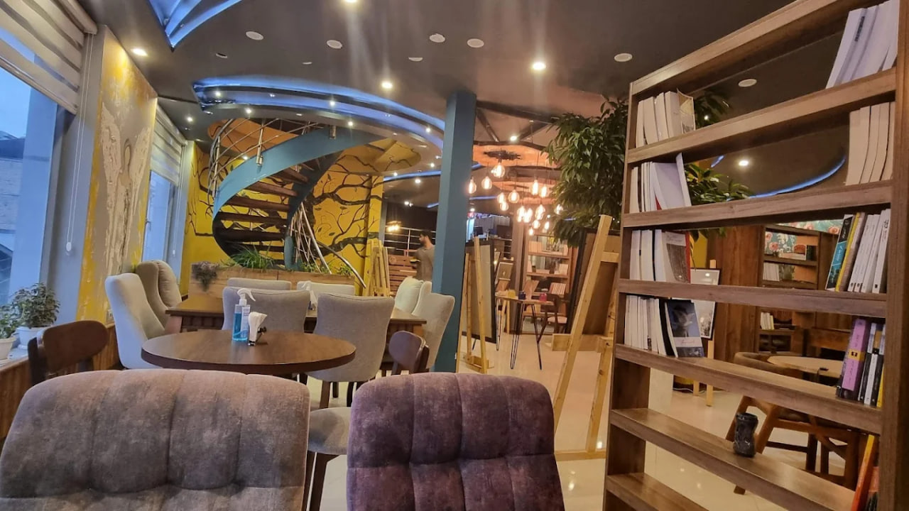 محیط کافه گالری چنار 2