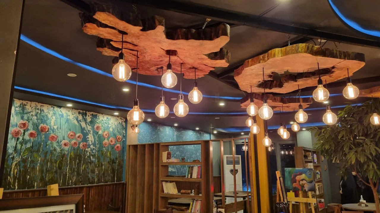 محیط کافه گالری چنار 4