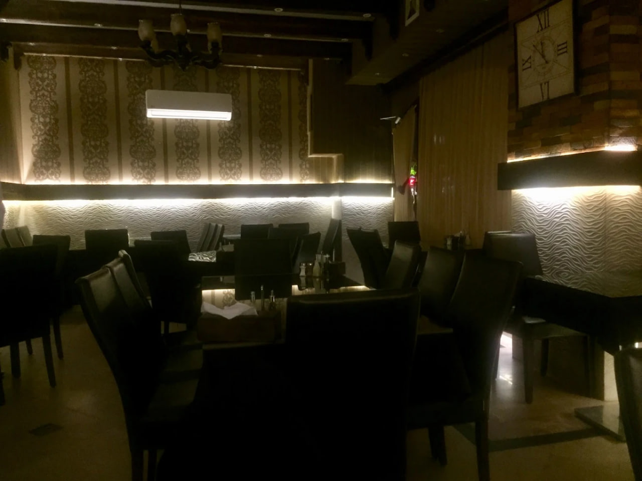 محیط رستوران اسماعیل کوروش