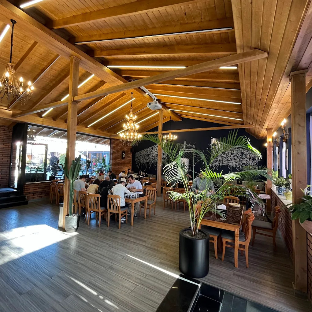 محیط کافه رستوران سنتی حامی