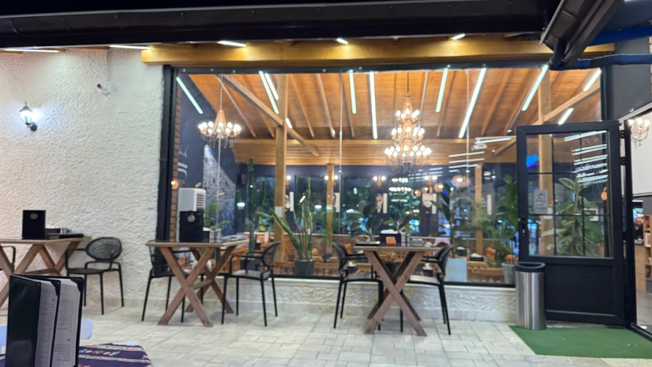 محیط کافه رستوران سنتی حامی 2