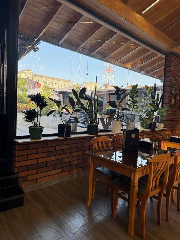 فضای کافه رستوران سنتی حامی