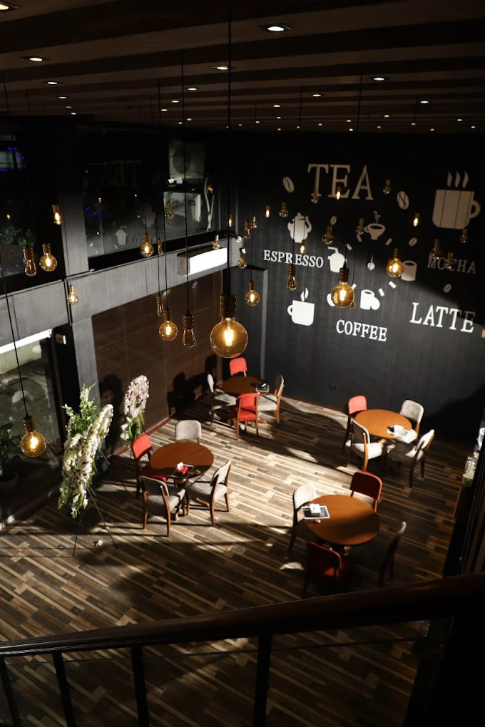 محیط کافی شاپ پالیز