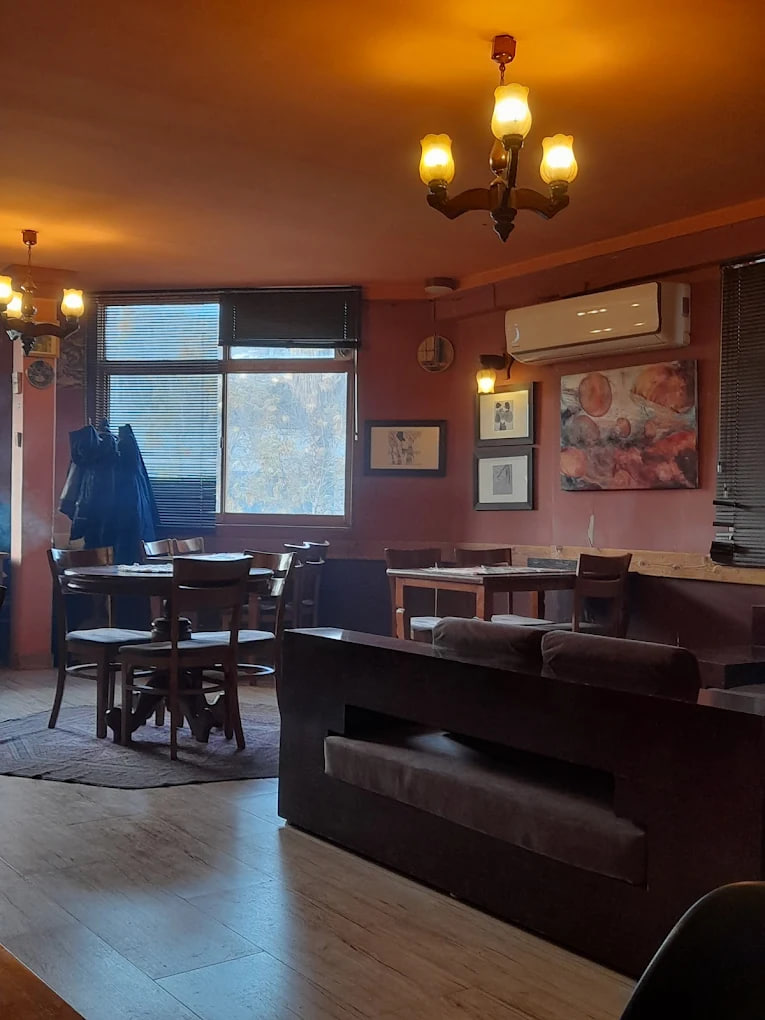 محیط کافه ساووی رشت 1