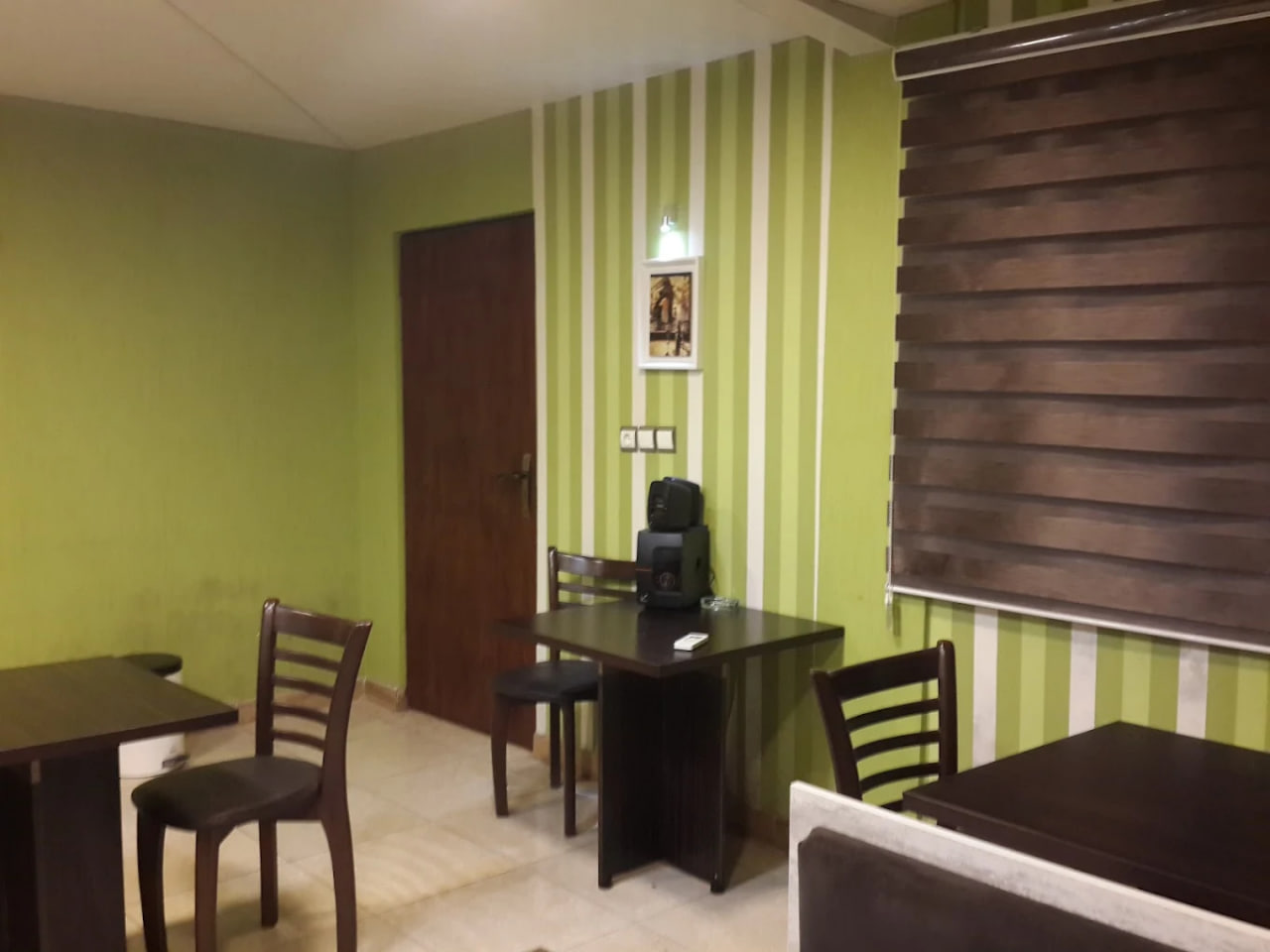 محیط رستوران انوش خان