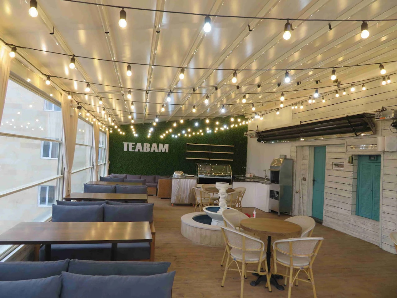 محیط کافه رستوران تی بام